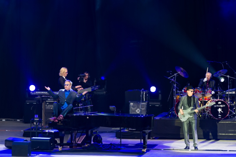 Elton John prend une pose rigolote au Paléo Festival, par Lionel Flusin
