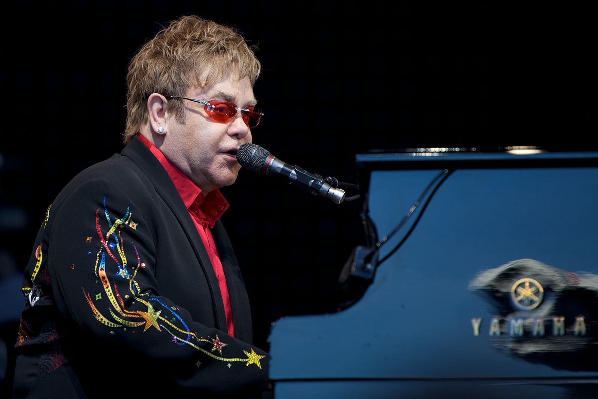 Elton John au piano