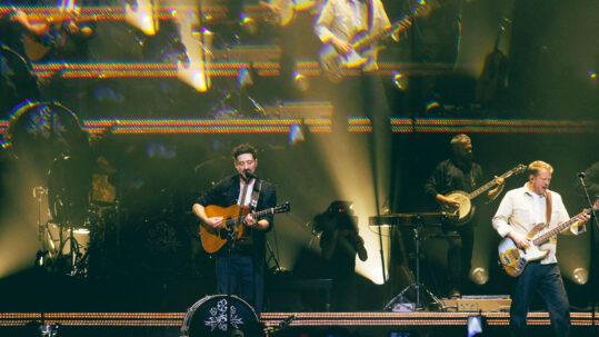 Mumford & Sons en concert à l'Adidas Arena, Paris, le 14 novembre 2025