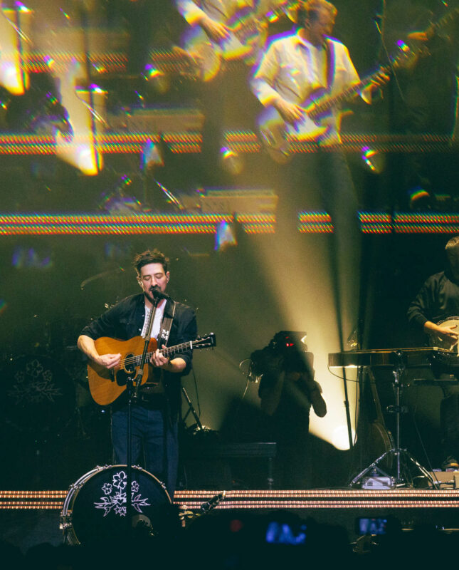 Mumford & Sons en concert à l'Adidas Arena, Paris, le 14 novembre 2025
