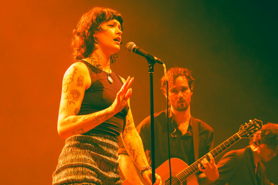 Girl in the Year Above, en première partie de The Kooks, au Zénith de Paris, le 8 février 2026