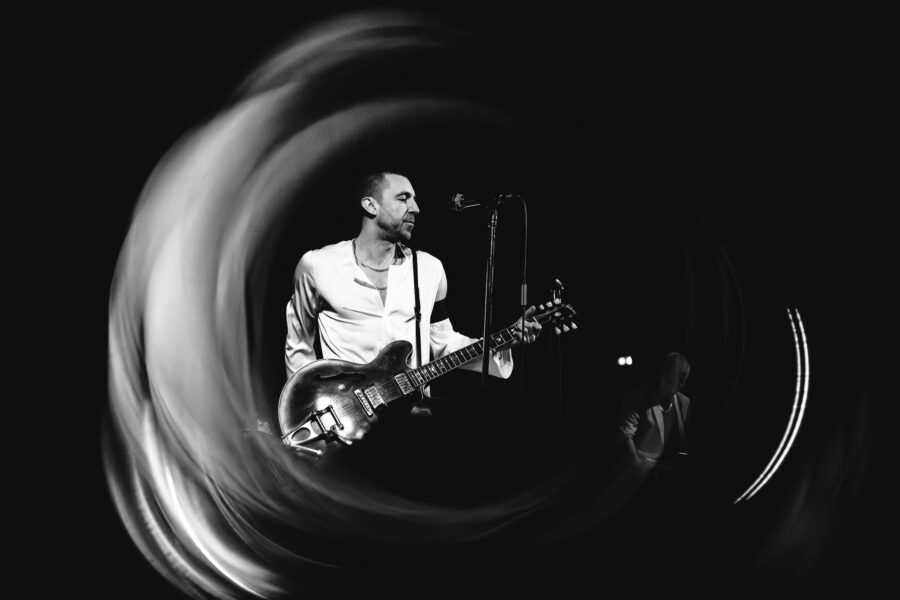 Miles Kane en concert au Trianon, à Paris, le 20 mars 2026