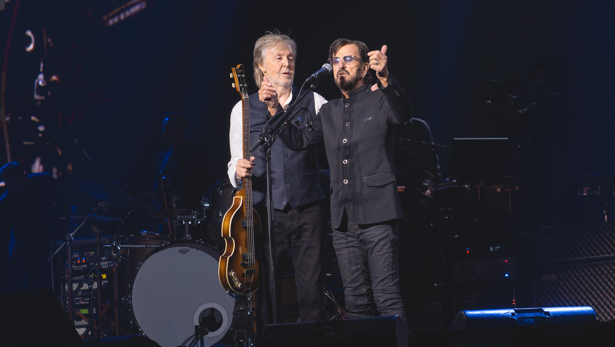 Ringo Starr sur scène avec Paul McCartney lors de son concert à l'O2 Arena de Londres, le 19 décembre 2024. ©Raph_PH