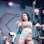 Charlie XCX en concert au festival Lollapalooza Paris, à l'hippodrome de Longchamp, le 22 juillet 2017 Charli XCX