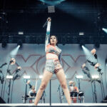 Charlie XCX en concert au festival Lollapalooza Paris, à l'hippodrome de Longchamp, le 22 juillet 2017 Charli XCX