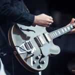 Liam Gallager en concert au festival Lollapalooza Paris, à l'hippodrome de Longchamp, le 22 juillet 2017