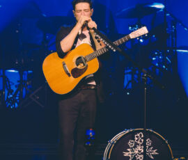 Mumford & Sons en concert à l'Adidas Arena, Paris, le 14 novembre 2025