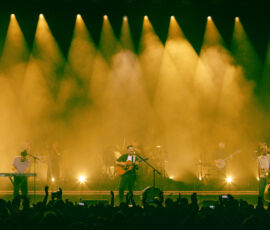 Mumford & Sons en concert à l'Adidas Arena, Paris, le 14 novembre 2025