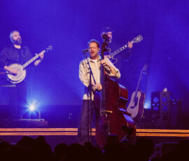 Mumford & Sons en concert à l'Adidas Arena, Paris, le 14 novembre 2025