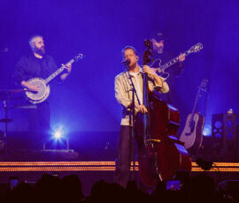 Mumford & Sons en concert à l'Adidas Arena, Paris, le 14 novembre 2025