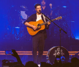 Mumford & Sons en concert à l'Adidas Arena, Paris, le 14 novembre 2025