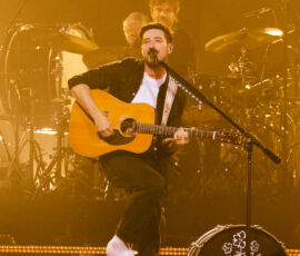 Mumford & Sons en concert à l'Adidas Arena, Paris, le 14 novembre 2025