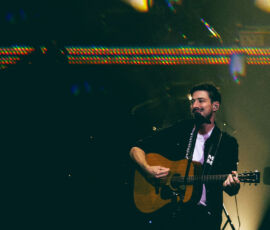 Mumford & Sons en concert à l'Adidas Arena, Paris, le 14 novembre 2025