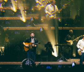 Mumford & Sons en concert à l'Adidas Arena, Paris, le 14 novembre 2025