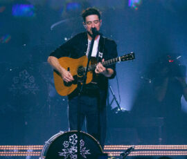 Mumford & Sons en concert à l'Adidas Arena, Paris, le 14 novembre 2025