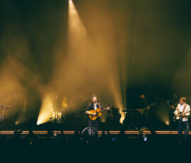 Mumford & Sons en concert à l'Adidas Arena, Paris, le 14 novembre 2025