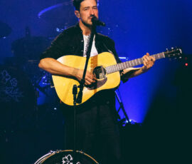 Mumford & Sons en concert à l'Adidas Arena, Paris, le 14 novembre 2025