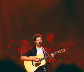 Mumford & Sons en concert à l'Adidas Arena, Paris, le 14 novembre 2025