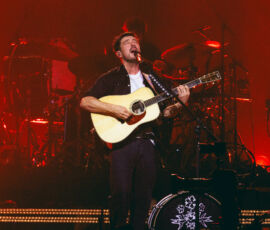 Mumford & Sons en concert à l'Adidas Arena, Paris, le 14 novembre 2025