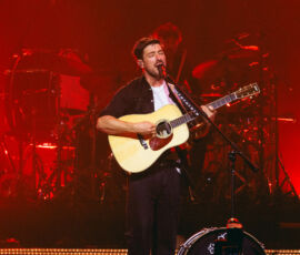 Mumford & Sons en concert à l'Adidas Arena, Paris, le 14 novembre 2025