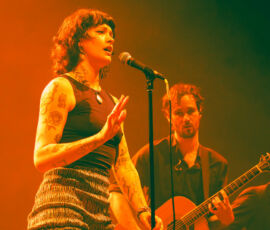 Girl in the Year Above, en première partie de The Kooks, au Zénith de Paris, le 8 février 2026
