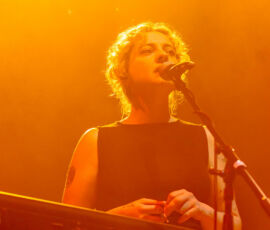 Girl in the Year Above, en première partie de The Kooks, au Zénith de Paris, le 8 février 2026