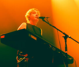 Girl in the Year Above, en première partie de The Kooks, au Zénith de Paris, le 8 février 2026